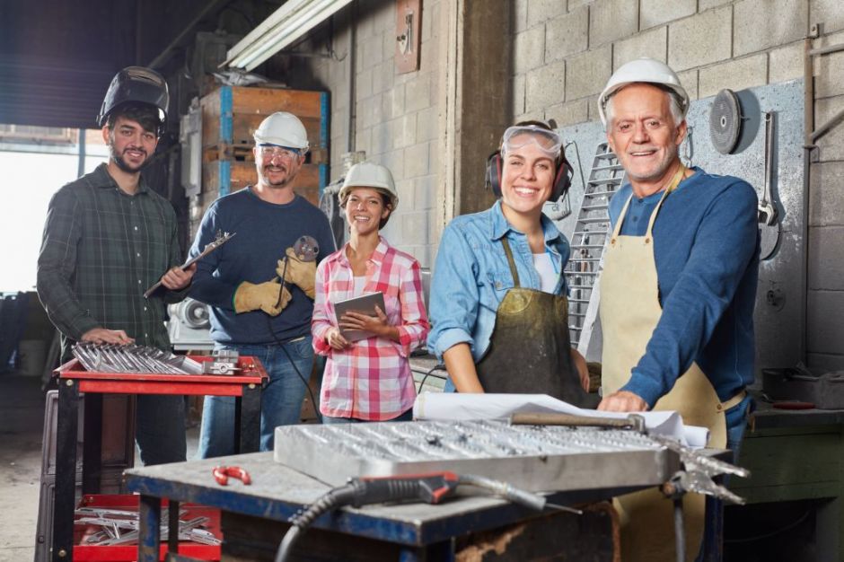 Robert Kneschke – Fotolia.com Gruppe Arbeiter und Lehrlinge als erfolgreiches Team in einem Industrie Betrieb